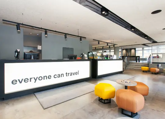 Auf Klassenfahrt mit HEROLÉ: Lobby im A&O Köln Neumarkt