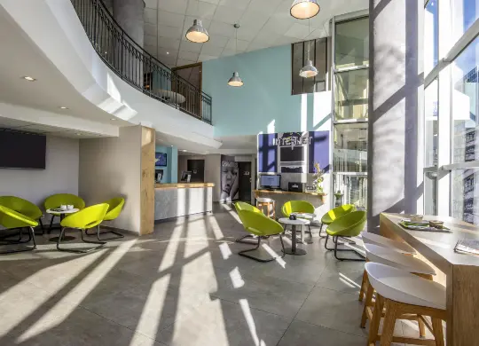 Auf Klassenfahrt mit HEROLÉ: Lobby im ibis Budget in Nizza