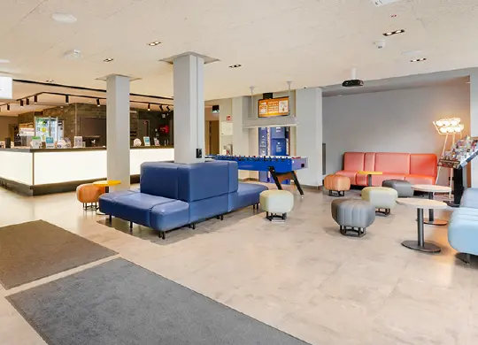 Auf Klassenfahrt mit HEROLÉ: Lobby mit Rezeption im a&o Galluswarte in Frankfurt