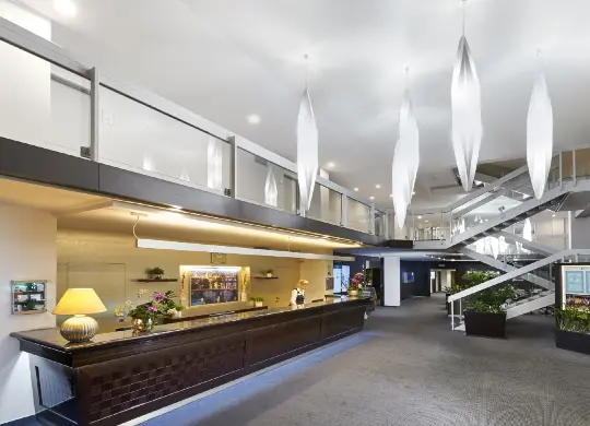 Auf Klassenfahrt mit HEROLÉ: Lobby mit Rezeption im Hotel Olsanka in Prag