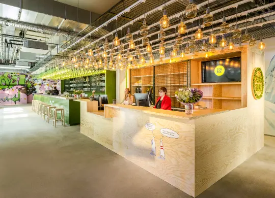 Auf Klassenfahrt mit HEROLÉ: Lobby/Rezeption/Bar im Jo&Joe Vienna in Wien