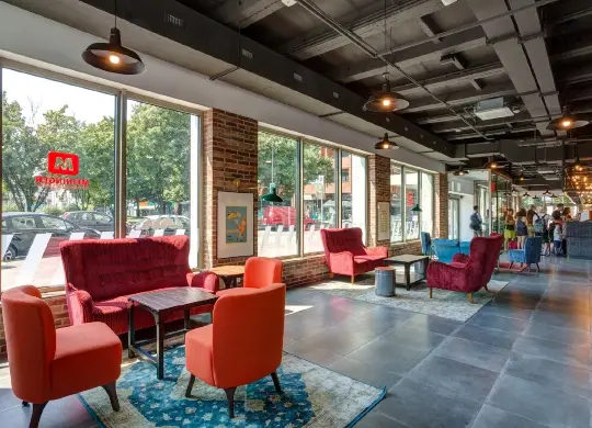 Lobbybereich im Meininger Lambrate in Mailand Auf Klassenfahrt mit HEROLÉ: Lobbybereich im Meininger Lambrate in Mailand