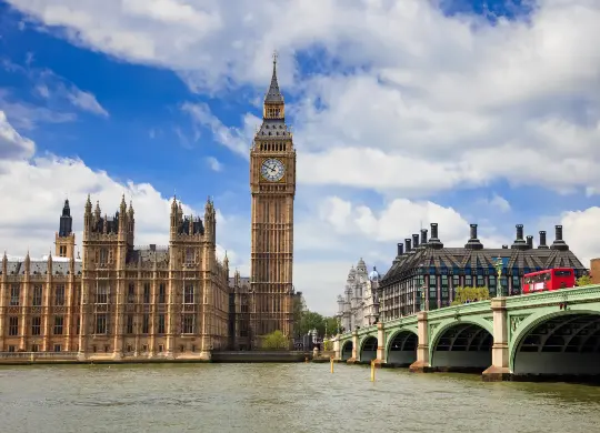 Auf Klassenfahrt mit HEROLÉ: Big Ben und die Houses of Parliament in London.