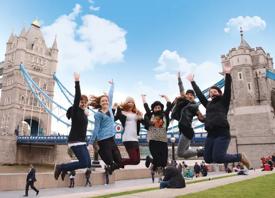 Auf Klassenfahrt mit HEROL&Eacute;: Sch&uuml;ler mit Tower Bridge in London.