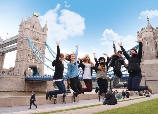Schüler mit Tower Bridge in London Auf Klassenfahrt mit HEROLÉ: Schüler mit Tower Bridge in London.