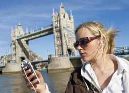 Jugendliche vor der Tower Bridge in London Auf Klassenfahrt mit HEROLÉ: Nutzen Sie die Chance auch Erinnerungsfotos von der Tower Bridge in London zu schießen