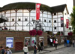 Shakespeare's Globe Theatre in London  Auf Klassenfahrt mit HEROLÉ: Shakespeare's Globe Theatre in London.