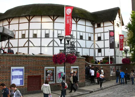 Auf Klassenfahrt mit HEROLÉ: Shakespeare's Globe Theatre in London.