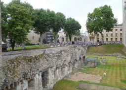 Außenareal des Tower of London mit dem Graben in London Auf Klassenfahrt mit HEROLÉ: Besuchen Sie auch das Außenareal des Tower of London in London