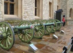 Sie schauen auf den Wachposten der Coldstream Guards vor dem Jewel House in London Auf Klassenfahrt mit HEROLÉ: Schauen Sie sich die Wachposten der Coldstream Guards vor dem Jewel House in London an
