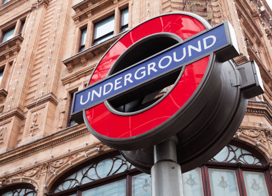 Typisches Symbol für eine Tube- Station in London Auf Klassenfahrt mit HEROLÉ: Finden Sie auch die typischen Symbole in London
