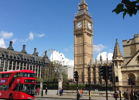 London - Westminster Klassenfahrt - London - Big Ben mit dem London Eye im Hintergrund