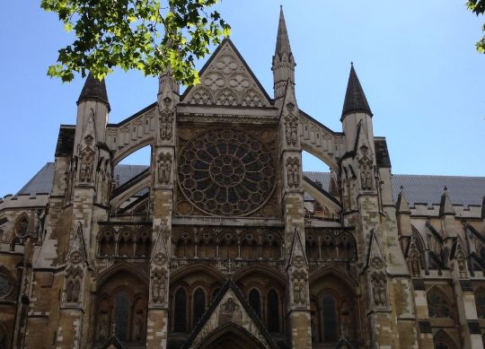 Blick auf die Krönungskirche der britischen Monarchen das Westminster Abbey in London Auf Klassenfahrt mit HEROLÉ: Genießen Sie den eindrucksvollen Blick auf das Westminster Abbey in London