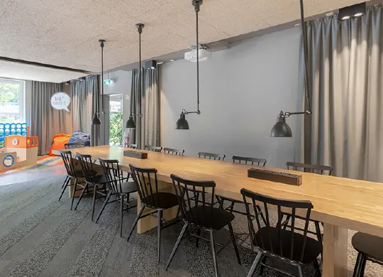 Auf Klassenfahrt mit HEROLÉ: Lounge im a&o Galluswarte in Frankfurt