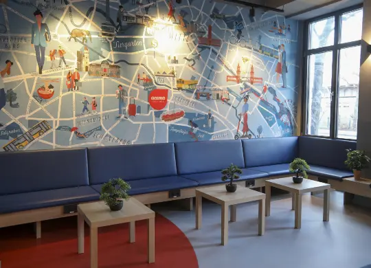 Auf Klassenfahrt mit HEROLÉ: Lounge im acama Hostel Kreuzberg in Berlin