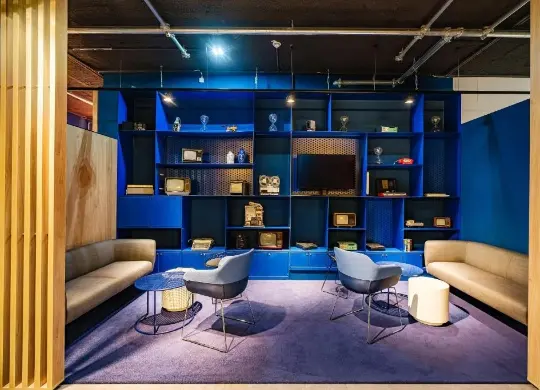 Lounge im Holiday Inn Express Dresden Zentrum Auf Klassenfahrt mit HEROLÉ: Lounge im Holiday Inn Express Dresden Zentrum