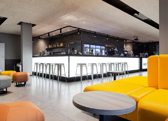 Auf Klassenfahrt mit HEROLÉ: Lounge mit Bar im a&o Ostend in Frankfurt