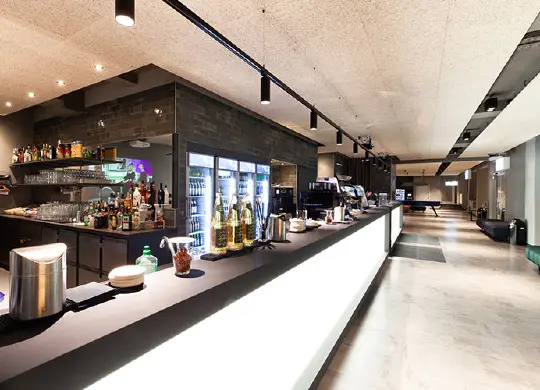 Auf Klassenfahrt mit HEROLÉ: Loungebar im a&o Ostend in Frankfurt