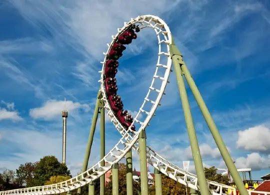 Blick auf eine Achterbahn mit Looping im Heide Park Soltau in der Lüneburger Heide Auf Klassenfahrt mit HEROLÉ: Einen Besuch im Heide Park Soltau in der Lüneburger Heide sollte nicht fehlen