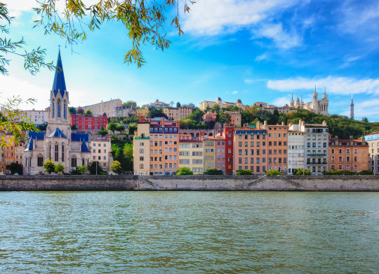 Blick auf die farbenfrohe Häuserfront in Lyon Auf Klassenfahrt mit HEROLÉ: Blick über die Saône auf die farbenfrohe Häuserfront in Lyon.