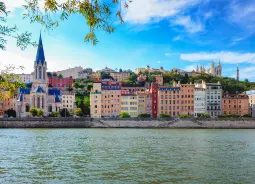Auf Klassenfahrt mit HEROLÉ: Blick über die Saône auf die farbenfrohe Häuserfront in Lyon.