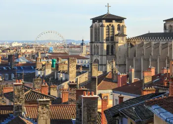 Auf Klassenfahrt mit HEROL&Eacute;: Sicht &uuml;ber die D&auml;cher von der Altstadt Vieux mit dem Riesenrad im Hintergrund in Lyon.