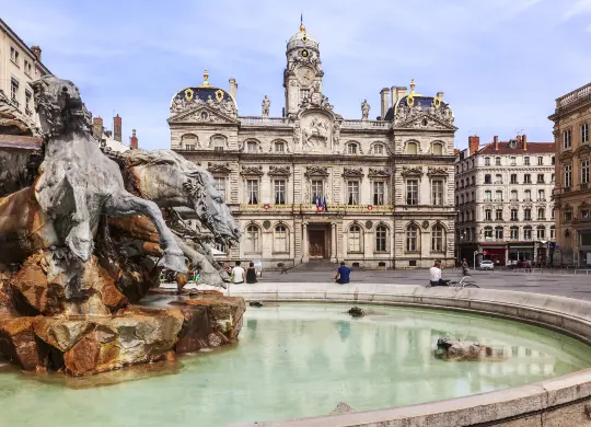 Auf Klassenfahrt mit HEROLÉ: Terreaux Platz mit Springbrunnen in Lyon.