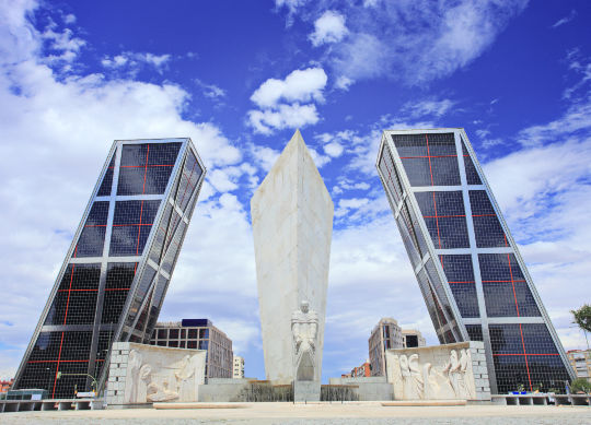 Klassenfahrten Madrid - Puerta de Europa Klassenfahrten Madrid - Blick auf die Hochhäuser Puerta de Europa an der Plaza de Castilla