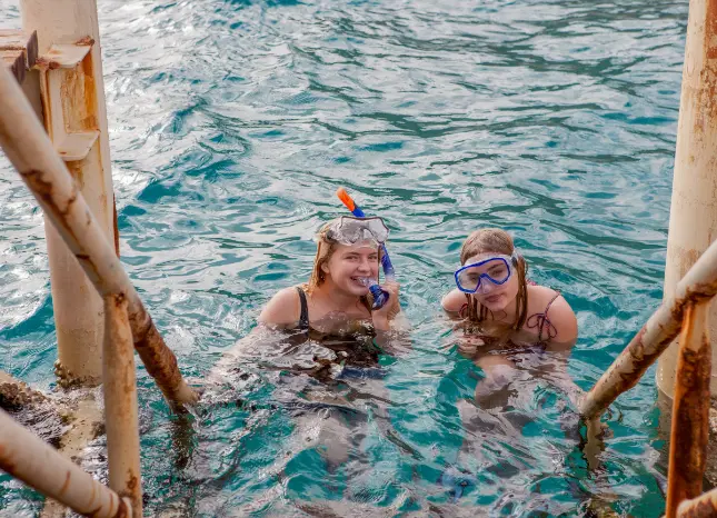 Mädchen schnorcheln im Mittelmeer Auf Klassenfahrt mit HEROLÉ: Beim Schnorcheln im Mittelmeer in Katalonien