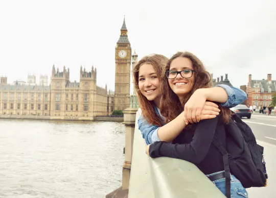 Mädchen vor dem Parlament in London Auf Klassenfahrt mit HEROLÉ: Das Parlament in London lohnt einen Besuch.