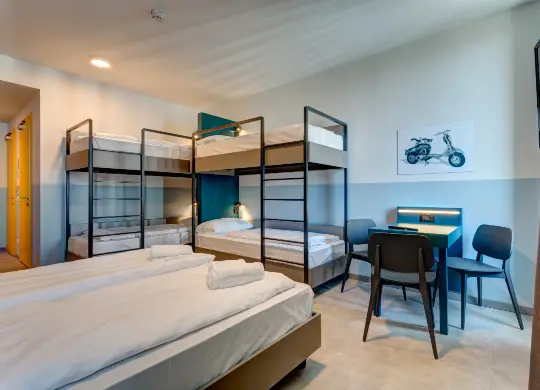MEININGER Hotel Lambrate Auf Klassenfahrt mit HEROLÉ: Mehrbettzimmer MEININGER Hotel Lambrate