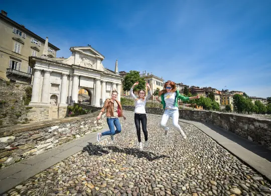 Auf Klassenfahrt mit HEROLÉ: Eingang zur Oberstadt von Bergamo