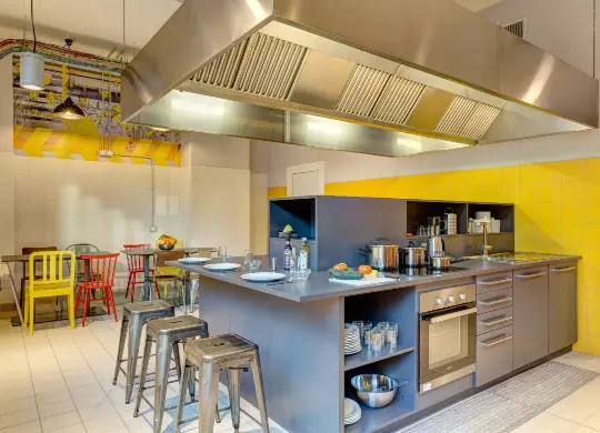 Großzügige Gästeküche im Hotel Meininger Milan Garibaldi in Mailand Auf Klassenfahrt mit HEROLÉ: Kochen Sie in der Gästeküche des Meininger Milan Garibaldi in Mailand