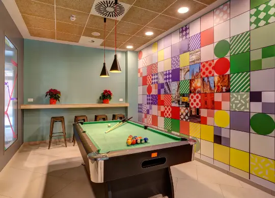 Billiardtisch im Meininger Milan Garibaldi Hotel in Mailand Auf Klassenfahrt mit HEROLÉ: Nutzen Sie Freizeit für eine Runde Billiard im Meininger Milan Garibaldi Hotel in Mailand