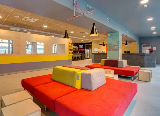 Großzügige Lobby im Meininger Hotel Milan Garibaldi in Mailand Auf Klassenfahrt mit HEROLÉ: Nutzen Sie die Sitzecken in der Lobby im Meininger Hotel Milan Garibaldi in Mailand