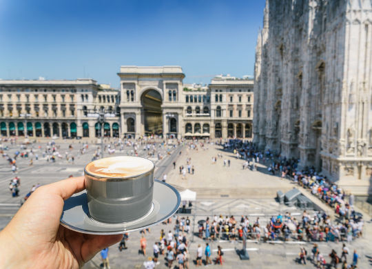 Klassenfahrten Mailand - Piazza del Duomo Klassenfahrten Mailand - Blick auf den Piazza del Duomo mit einer Tasse italienischen Cappuccino in der Hand