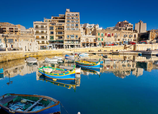 Blick auf die bunten Boote im Hafen von Malta Auf Klassenfahrt mit HEROLÉ: Bestaunen Sie die einzigartigen bunten Boote im Hafen von Malta