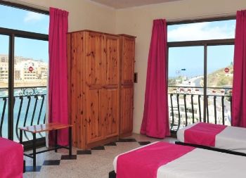 Mehrbettzimmer im Beach Garden Hotel in Malta Auf Klassenfahrt mit HEROLÉ: Übernachten Sie in den modernen Zimmern des Beach Garden Hotels in Malta