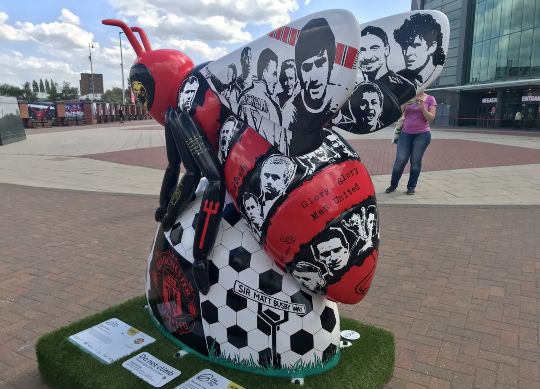 Manchester United Biene vor dem Old Trafford Stadium Auf Klassenfahrt mit HEROLÉ: Fußball ist überall in Manchester präsent