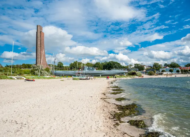 Marinemuseum Kiel Auf Klassenfahrt mit HEROLÉ: Das berühmte Marinedenkmal in Kiel.