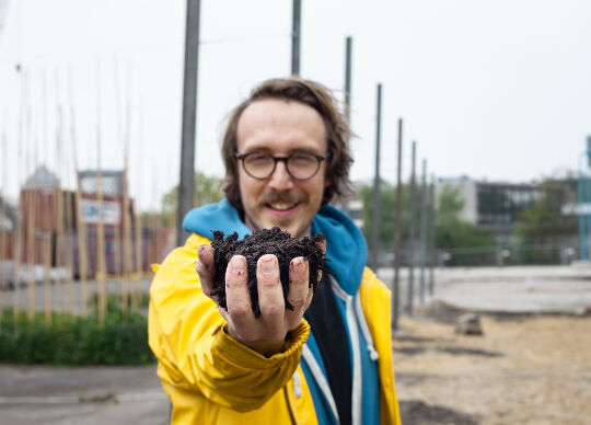 Goldeimer: Enno Schröder Enno Schröder von Goldeimer mit Humusdünger für den "Kackewald"