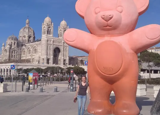 Marseille Auf Klassenfahrt mit HEROLÉ: Kundenberaterin Ivonne Friedrich vor der Cathedrale Major in Marseille