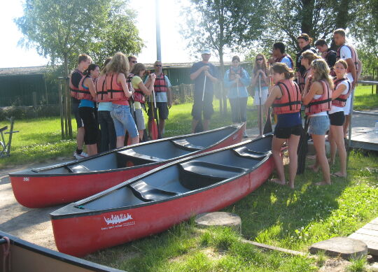 Einweisung Kanus an den Mecklenburger Seen Auf Klassenfahrt mit HEROLÉ: Einweisung Kanus an den Mecklenburger Seen.