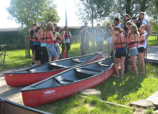 Einweisung Kanus an den Mecklenburger Seen Auf Klassenfahrt mit HEROLÉ: Einweisung Kanus an den Mecklenburger Seen.