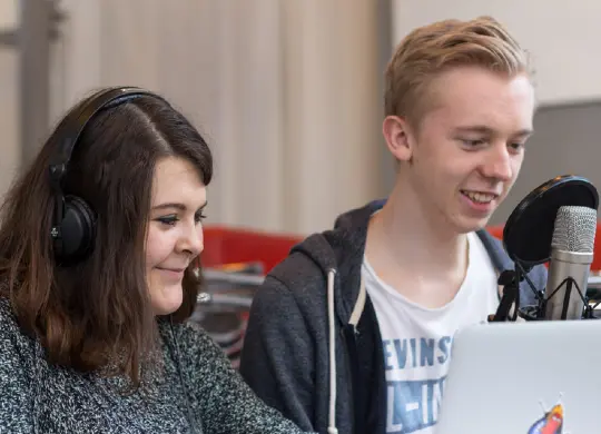 Auf Klassenfahrt mit HEROLÉ: Jugendliche machen einen Workshop in Köln