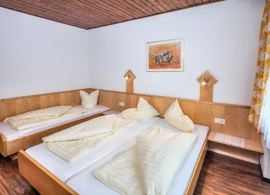 Mehrbettzimmer im Hotel Sailer im Tiroler Pitztal Auf Klassenfahrt mit HEROLÉ: Mehrbettzimmer im Hotel Sailer im Tiroler Pitztal