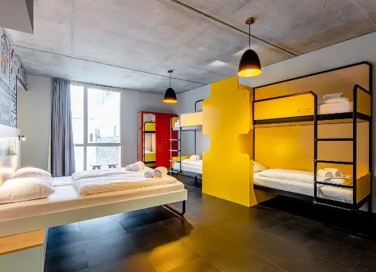 Auf Klassenfahrt mit HEROLÉ: Mehrbettzimmer im Meininger Hotel in Bordeaux