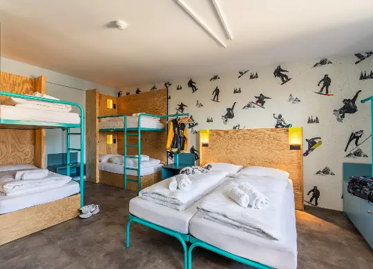 Mehrbettzimmer im MEININGER Innsbruck Auf Klassenfahrt mit HEROLÉ: Mehrbettzimmer im MEININGER Innsbruck