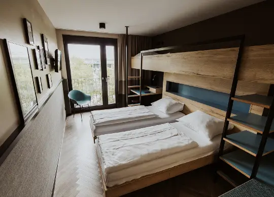 Auf Klassenfahrt mit HEROL&Eacute;: Mehrbettzimmer im Schulz Hotel Berlin Wall in Berlin