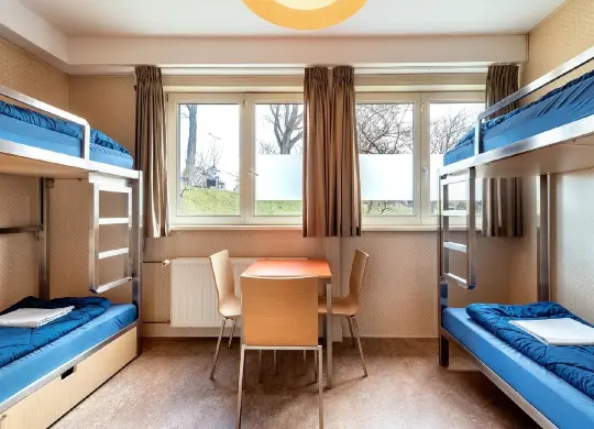 Auf Klassenfahrt mit HEROLÉ: Mehrbettzimmer im Stayokay Hostel Noordwijk an der Niederländischen Nordseeküste